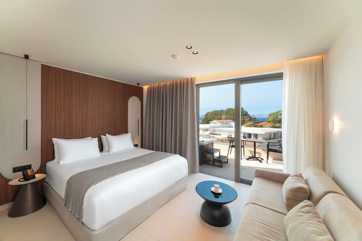 Superior High Floor Room with Panoramic Sea View & Jacuzzi | Een minibar, een kluis op de kamer, een bureau, een laptopwerkplek
