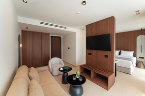 Executive Suite with Jacuzzi | Minibar, in-room safe, desk, laptop workspace