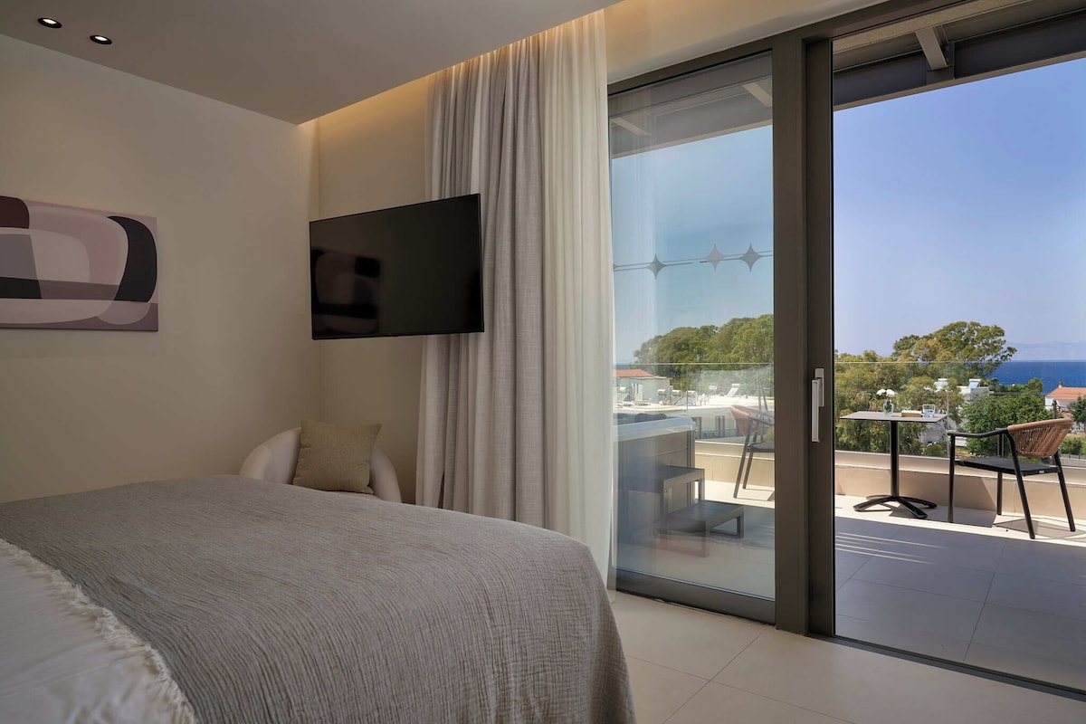 Superior High Floor Room with Panoramic Sea View & Jacuzzi | Minibar, caja fuerte, escritorio y espacio para trabajar con un portátil