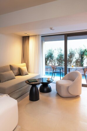 Deluxe Triple Room with Heated Swim Up Pool