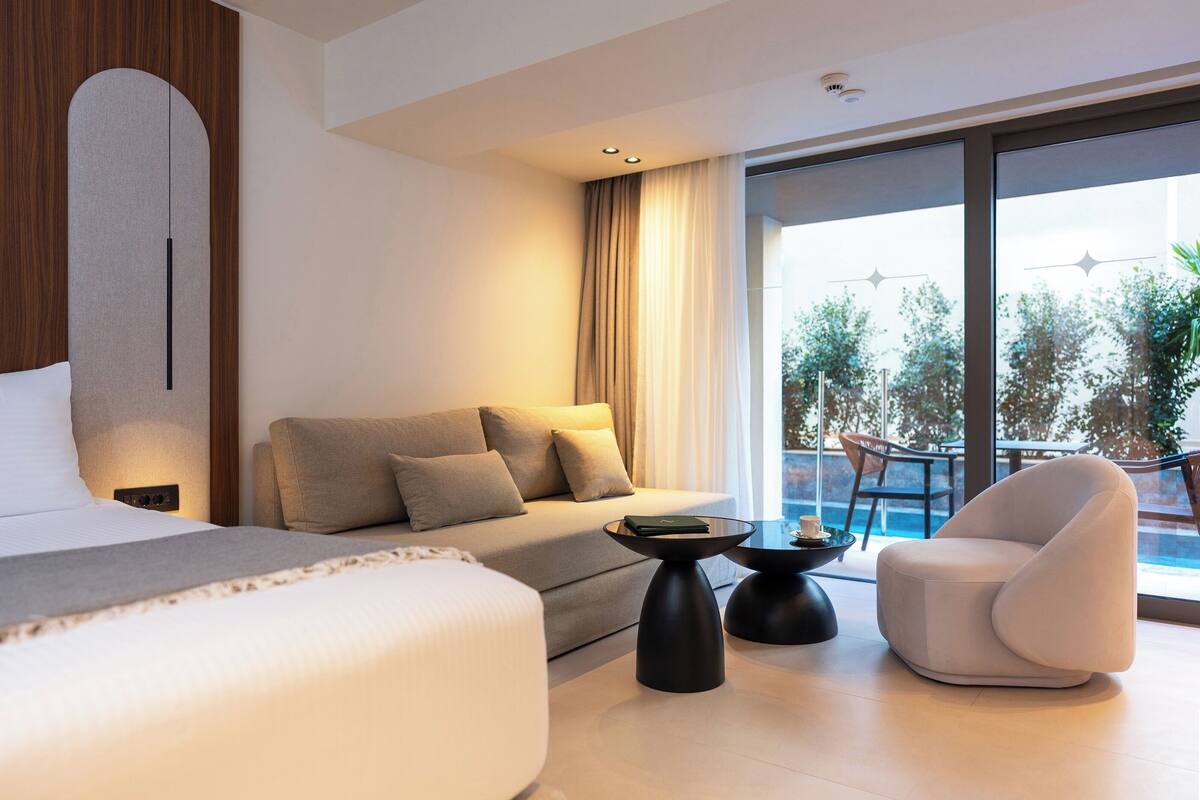 Deluxe Triple Room with Heated Swim Up Pool | 迷你吧、客房内保险箱、办公桌、笔记本电脑工作区