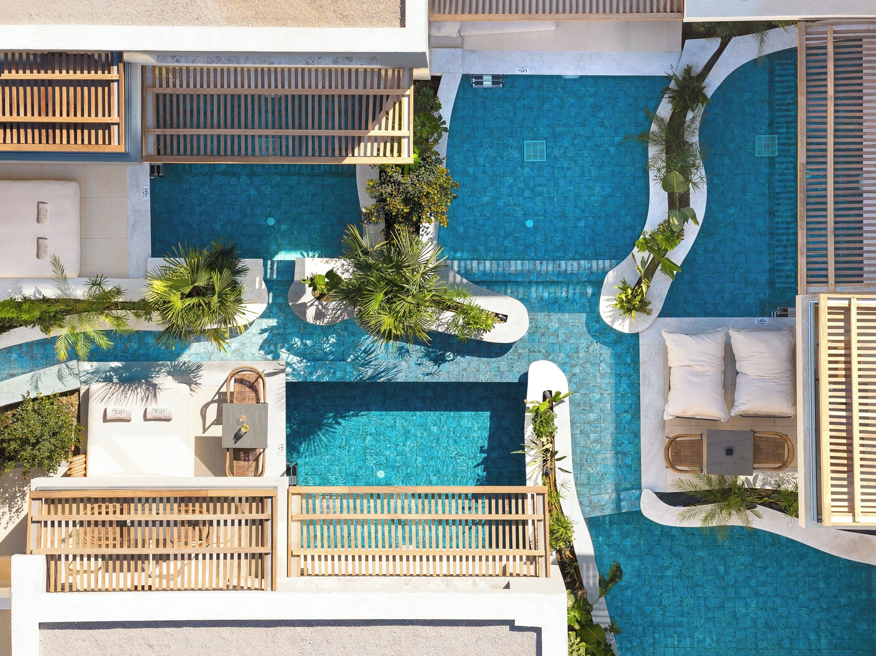 Minibar, caja de seguridad en la habitación y escritorio 