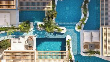 Minibar, caja de seguridad en la habitación y escritorio