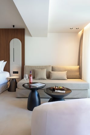 Deluxe Room with Heated Swim Up Pool | Wohnbereich | Smart-TV, Streaming-Dienste