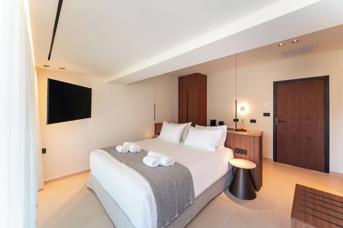 Deluxe Double Room, Pool View | Bar mini, peti besi dalam bilik, meja, ruang kerja komputer riba