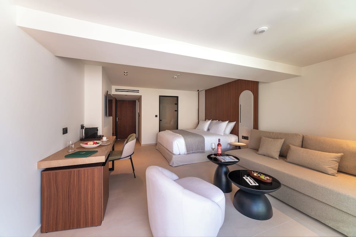 Deluxe Room with Heated Swim Up Pool | Bar mini, peti besi dalam bilik, meja, ruang kerja komputer riba