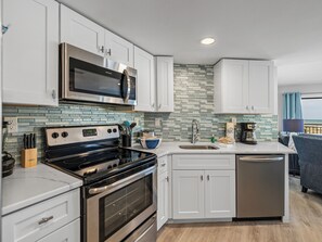 Kjøleskap, mikrobølgeovn, ovn og kokeplater