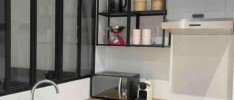 Réfrigérateur, micro-ondes, four, plaque de cuisson