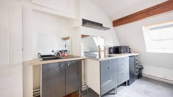 Réfrigérateur, micro-ondes, plaque de cuisson, cafetière/bouilloire