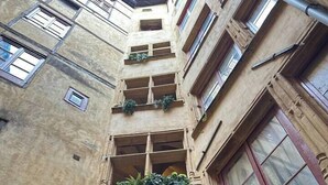A multi-story building with a central courtyard. - La Cachette St Jean: Calm and serenity in Vieux Lyon (Lyon)