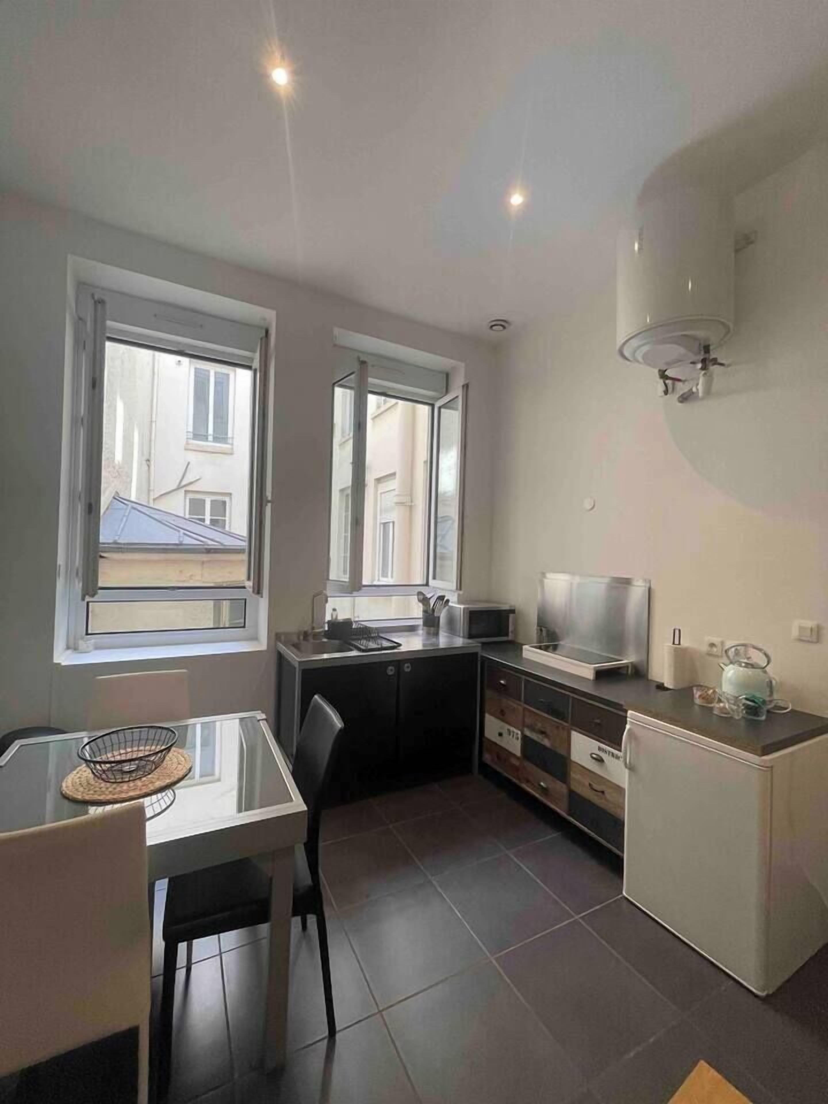 Kühlschrank, Mikrowelle, Wasserkocher mit Kaffee-/Teezubehör