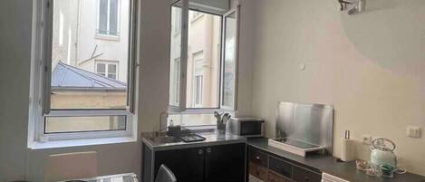 Kühlschrank, Mikrowelle, Wasserkocher mit Kaffee-/Teezubehör