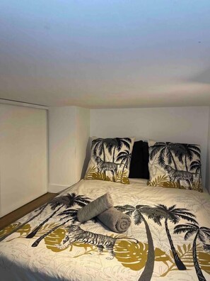 1 bedroom, travel cot, WiFi, bed sheets