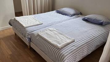 Lit parapluie, Wi-Fi, draps fournis