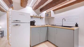 Fridge, microwave, oven, coffee/tea maker