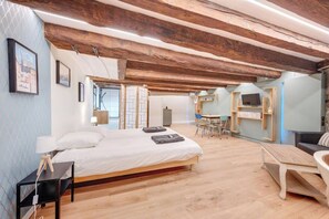 Een strijkplank/strijkijzer, wifi, beddengoed