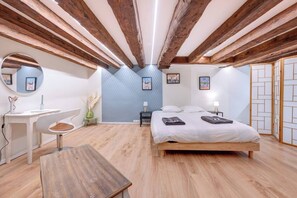 Iron/ironing board, WiFi, bed sheets