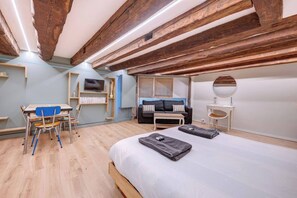 Een strijkplank/strijkijzer, wifi, beddengoed