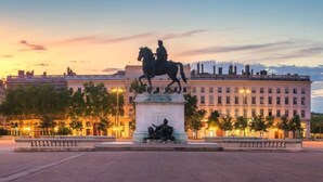 A statue of a man on horseback in a square with buildings in the background. - To complete (Lyon)