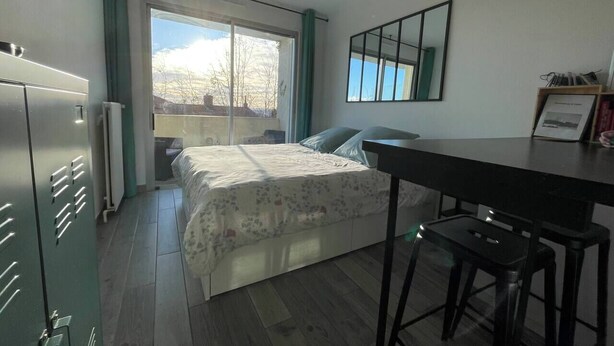 A bedroom with a bed, a desk, and a radiator. - To complete (Lyon)