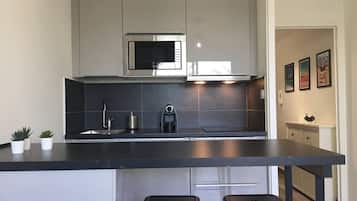Refrigerador, microondas, lavavajillas y cafetera y tetera