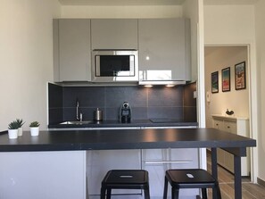 Kjøleskap, mikrobølgeovn, oppvaskmaskin og kaffetrakter/tekoker