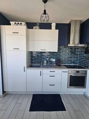 Kjøleskap, mikrobølgeovn, ovn og kaffetrakter/tekoker