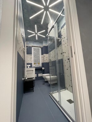 Douche, séchoir à cheveux, bidet, serviettes fournies
