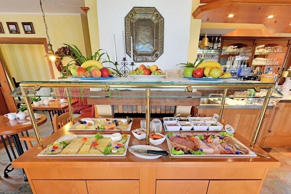 Bữa sáng buffet hàng ngày (15 EUR/mỗi người)