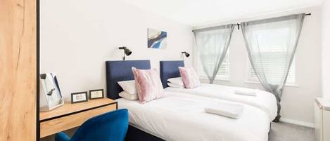 2 Schlafzimmer, Schreibtisch, Bügeleisen/Bügelbrett, Reisekinderbett