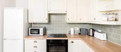 Een koelkast, een magnetron, een oven, een koffiezetapparaat/waterkoker