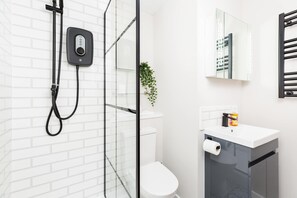 Dusche, Haartrockner, Handtücher