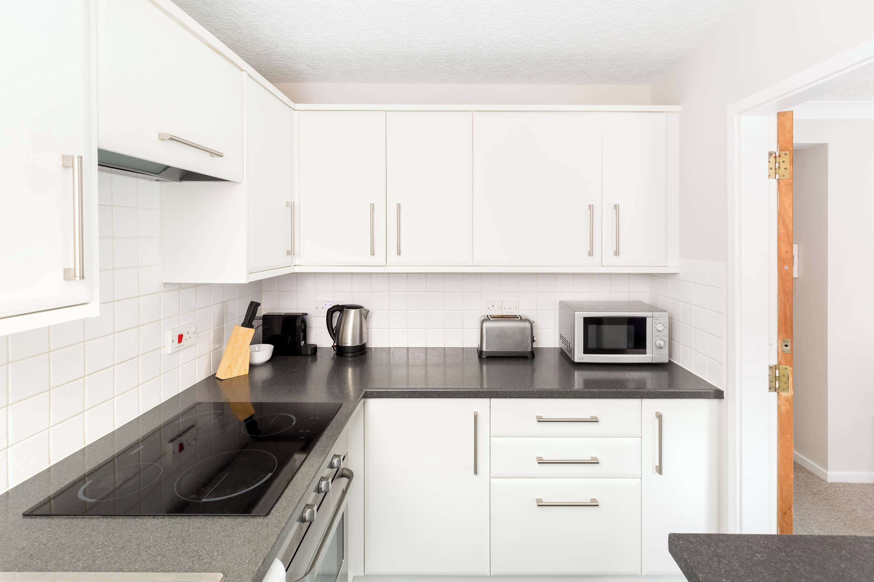 Kühlschrank, Mikrowelle, Ofen, Wasserkocher mit Kaffee-/Teezubehör