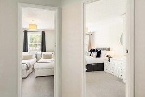 2 habitaciones, tabla de planchar con plancha, cuna de viaje y wifi 