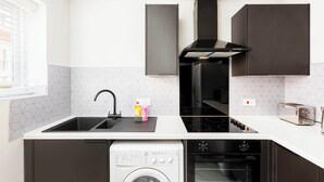Una cocina moderna equipada con lavavajillas, horno y lavadora integrada.