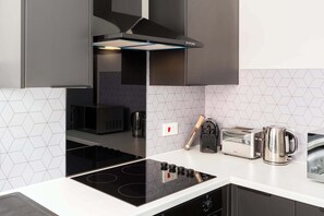 ثلاجة، ميكروويف، فرن، ماكينة لصنع القهوة/الشاي