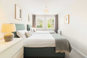2 habitaciones, tabla de planchar con plancha, cuna de viaje y wifi 