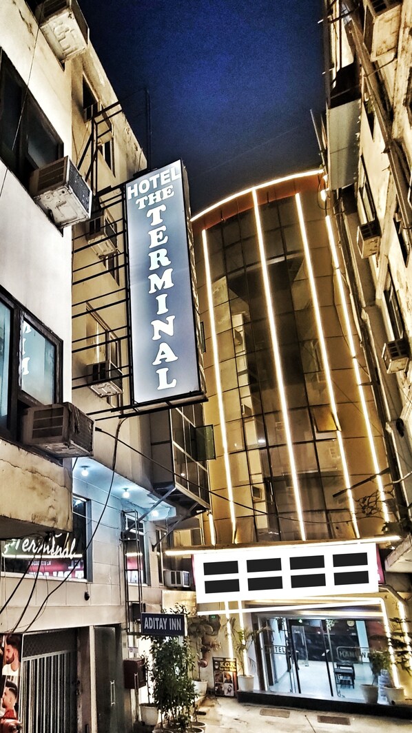 Front of property - Hotel the terminal (New Delhi)