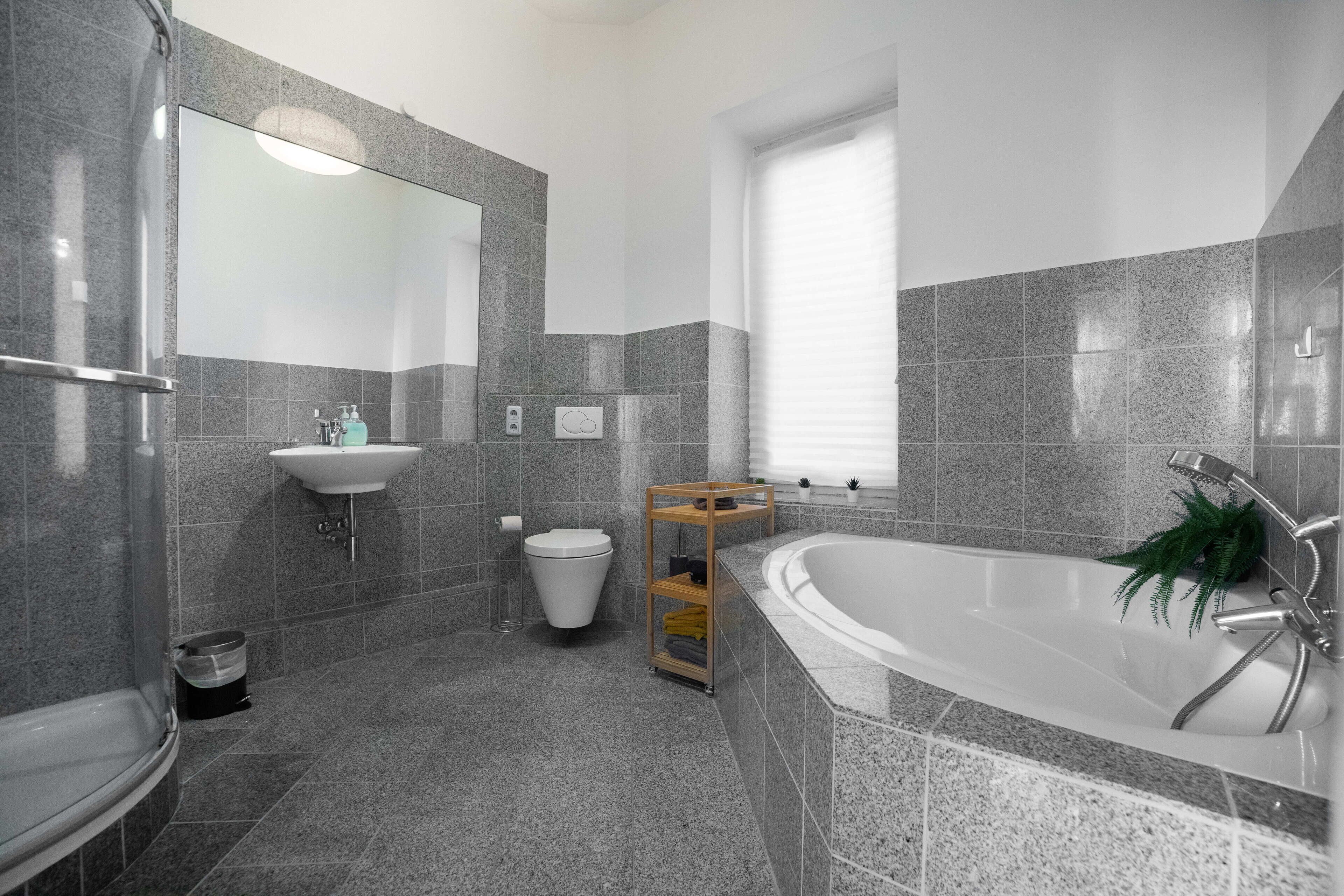Douche, serviettes fournies, savon, shampoing