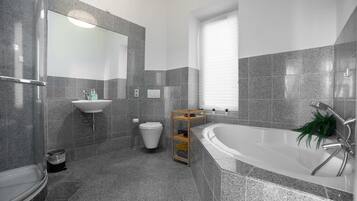Douche, serviettes fournies, savon, shampoing
