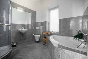 Regadera, toallas, jabón, shampoo