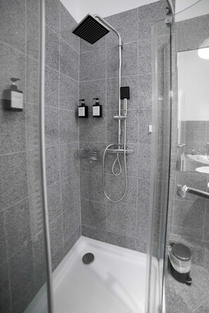Dusche, HandtĂŒcher, Seife, Shampoo