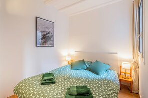 2 slaapkamers, een strijkplank/strijkijzer, gratis wifi, beddengoed