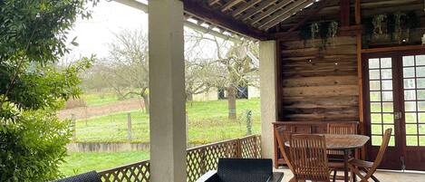 تناول الطعام بالخارج