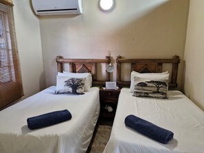 ベーシック シャレー | 1 室のベッドルーム、高級寝具、ノートパソコン用作業スペース、WiFi (無料)