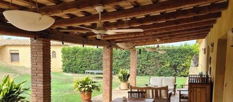 Charming holiday house surrounded by vineyards 60km from Barcelona for groups