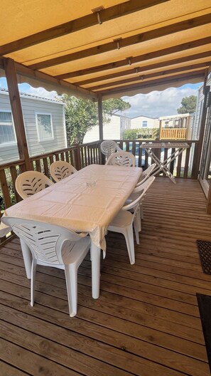 Outdoor dining - Mobil Home Le Flamant Rose (Canet-en-Roussillon)