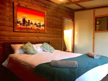 2 bedrooms, WiFi, bed sheets. Enchanting Forest Cabin in Tsitsikamma