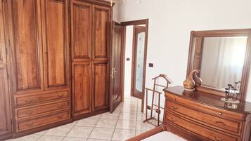 2 Schlafzimmer, Schreibtisch, Bügeleisen/Bügelbrett, kostenloses WLAN