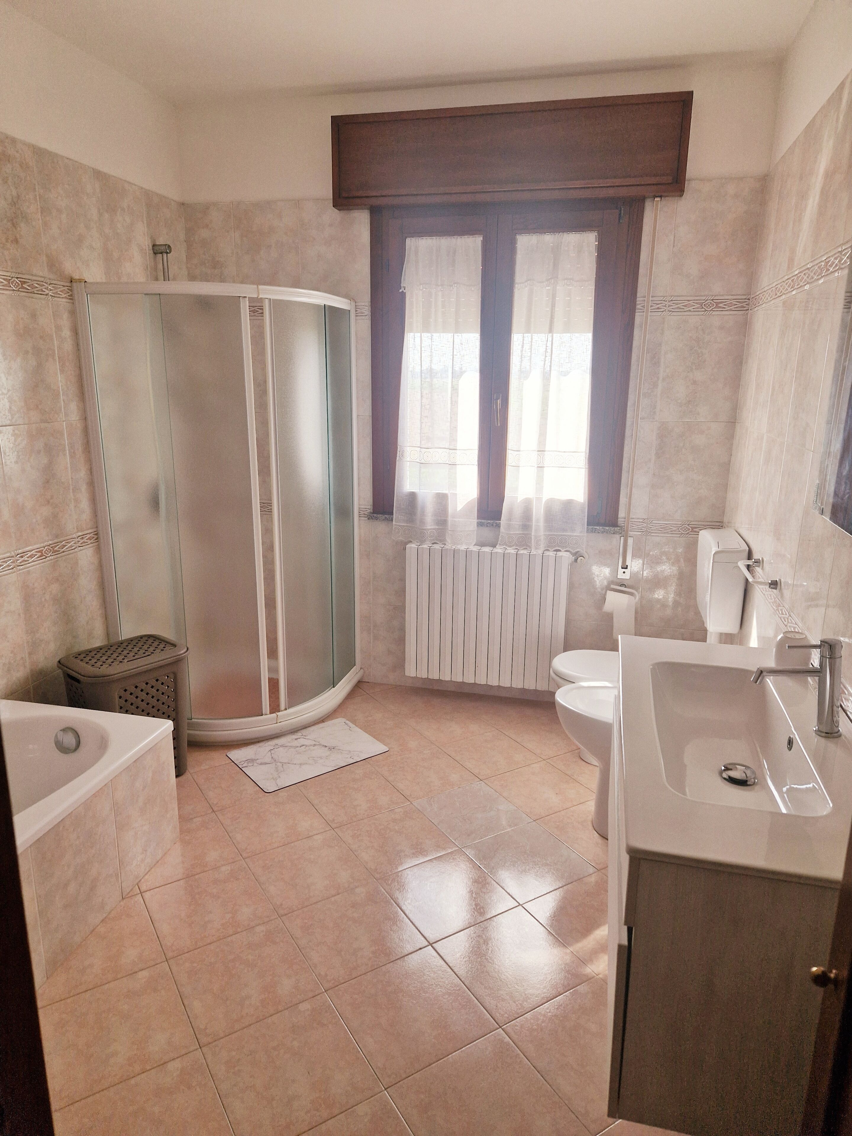Sèche-cheveux, bidet, serviettes fournies, papier toilette